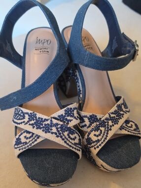 IMPO SZ 9 Navy Blue and Cream Embroidered Wedge Sandals LIKE NEW